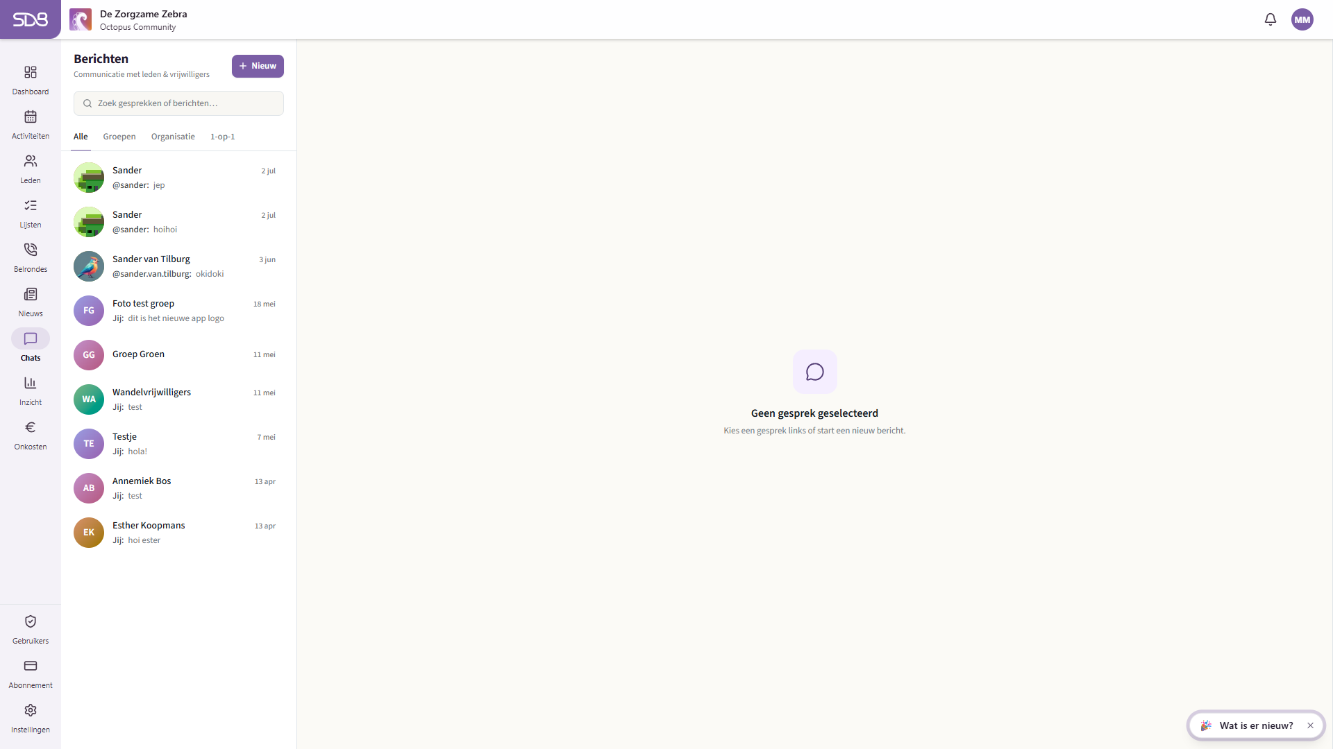 Berichteninbox met 3-panel layout (chats-lijst, gesprek, details)