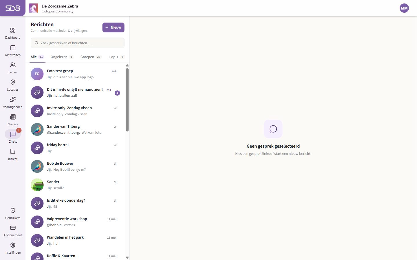 Berichteninbox met 3-panel layout (chats-lijst, gesprek, details)